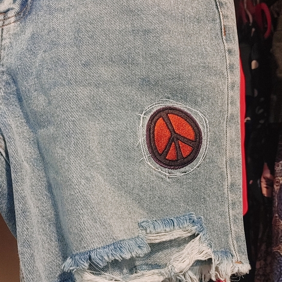 NWT!! Distressed Vintage like jean shorts - Picture 5 of 7